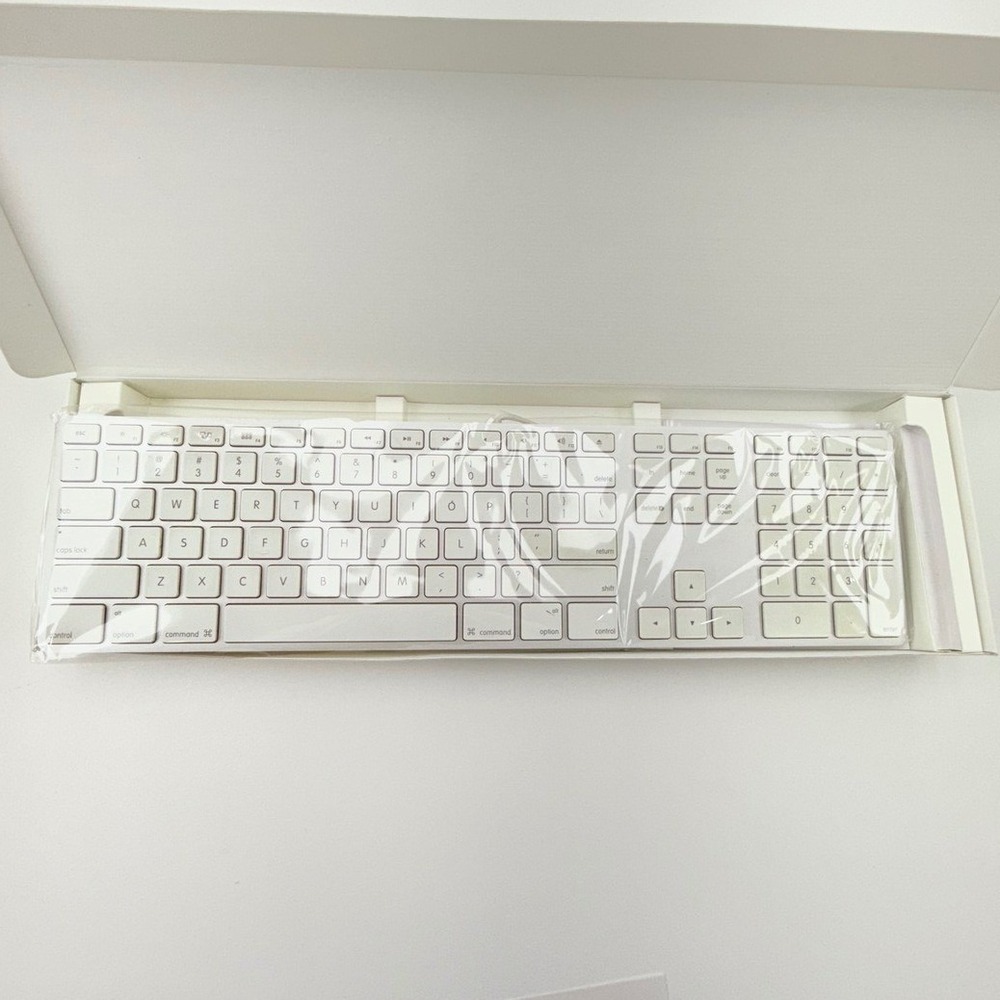 Apple A1243 Wired USB Keyboard Numeric Keypad MB110LL/B Tested Working Mac